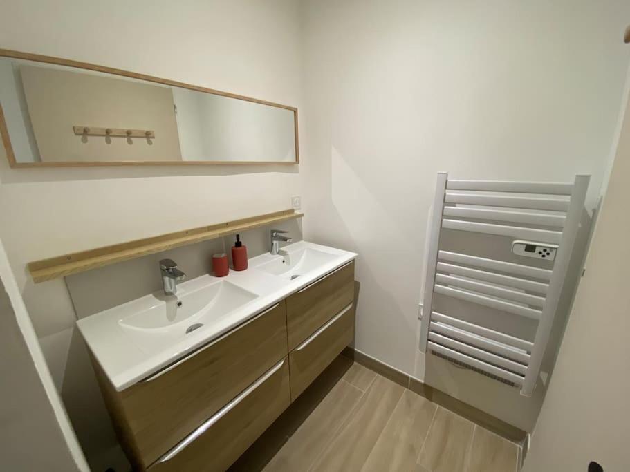 Appartement Familial, 2 Chambres, En Rdc Sur Cour Сен-Флорентен Экстерьер фото
